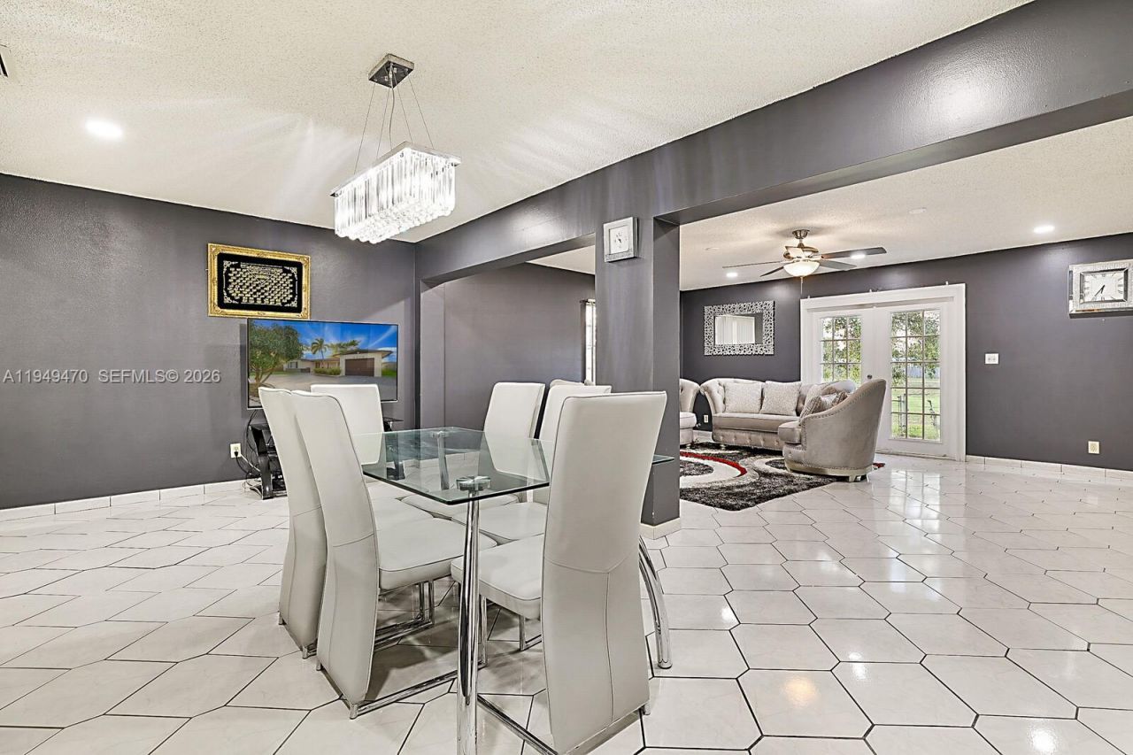 2210 NW 91st Ter, Pembroke Pines, FL 33024 Photo