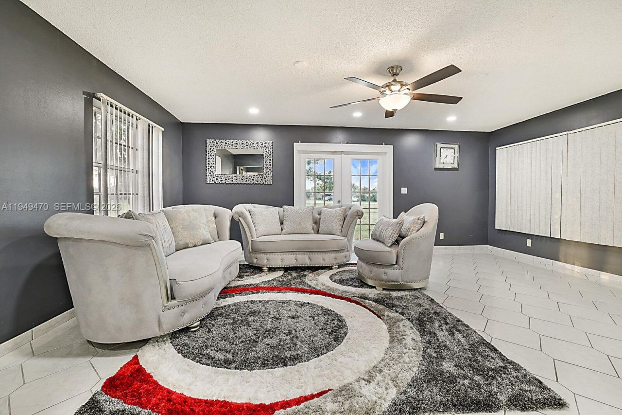 2210 NW 91st Ter, Pembroke Pines, FL 33024 Photo