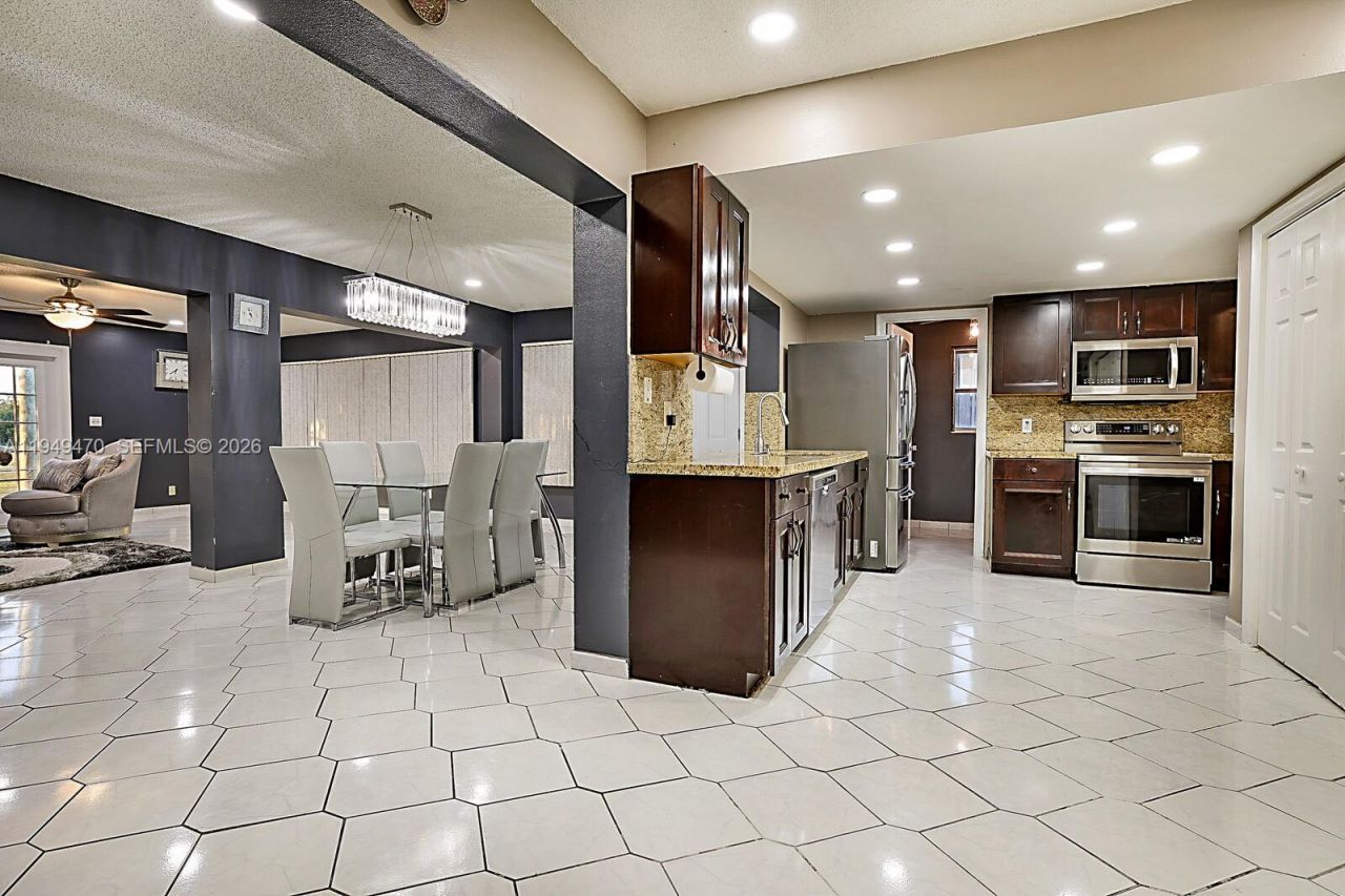 2210 NW 91st Ter, Pembroke Pines, FL 33024 Photo