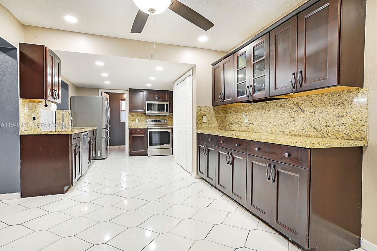 2210 NW 91st Ter, Pembroke Pines, FL 33024 Photo