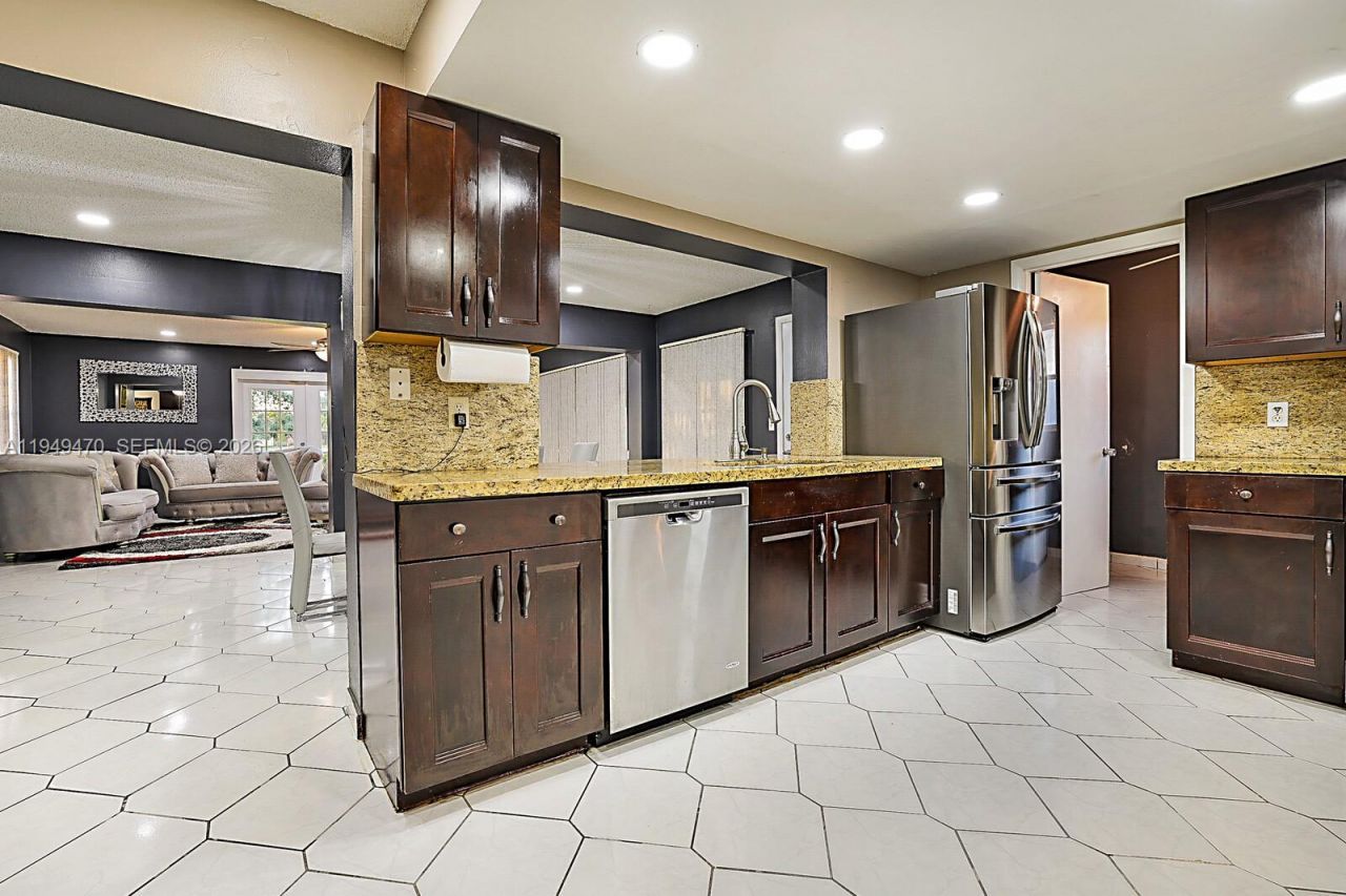 2210 NW 91st Ter, Pembroke Pines, FL 33024 Photo