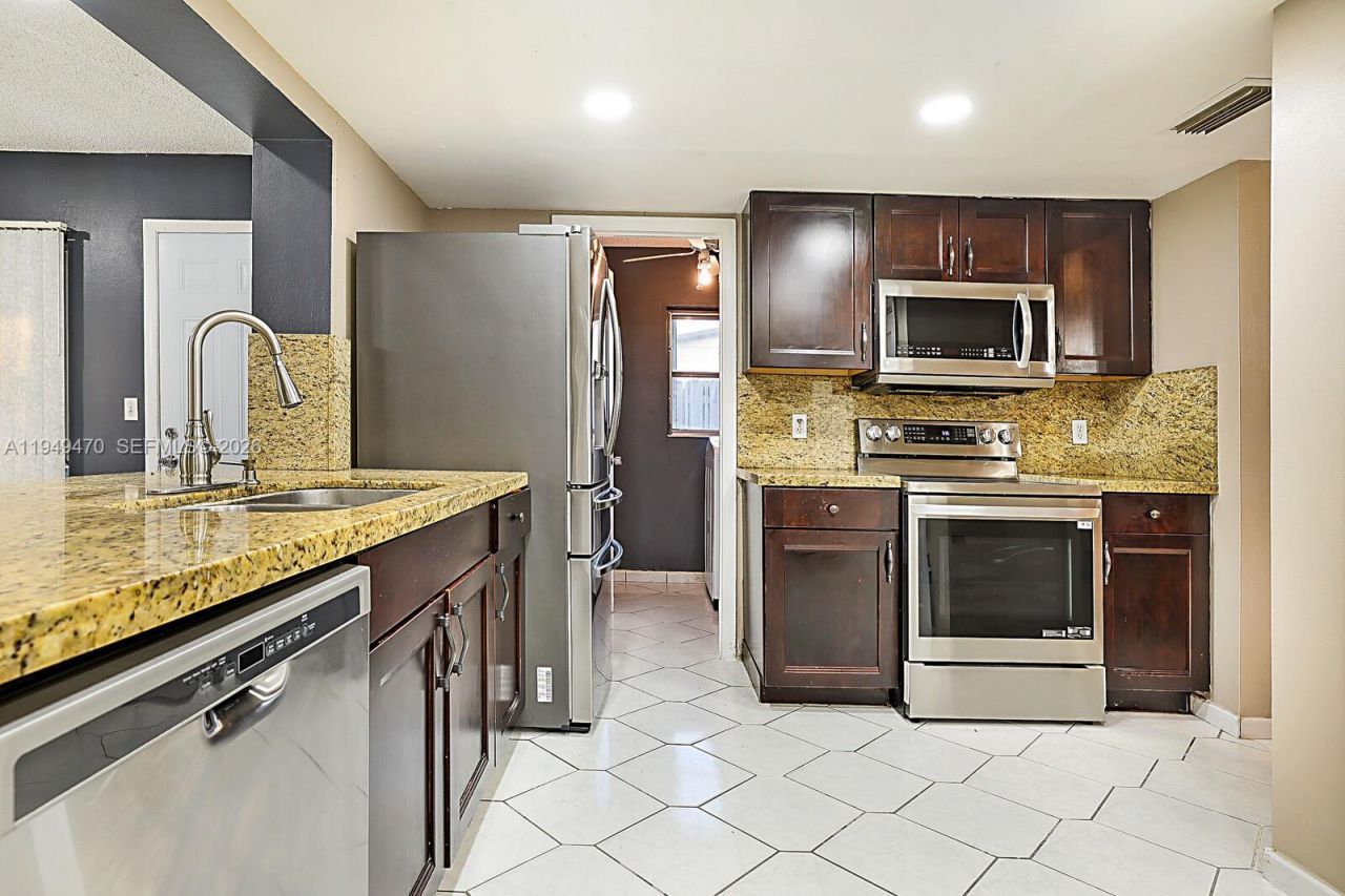 2210 NW 91st Ter, Pembroke Pines, FL 33024 Photo