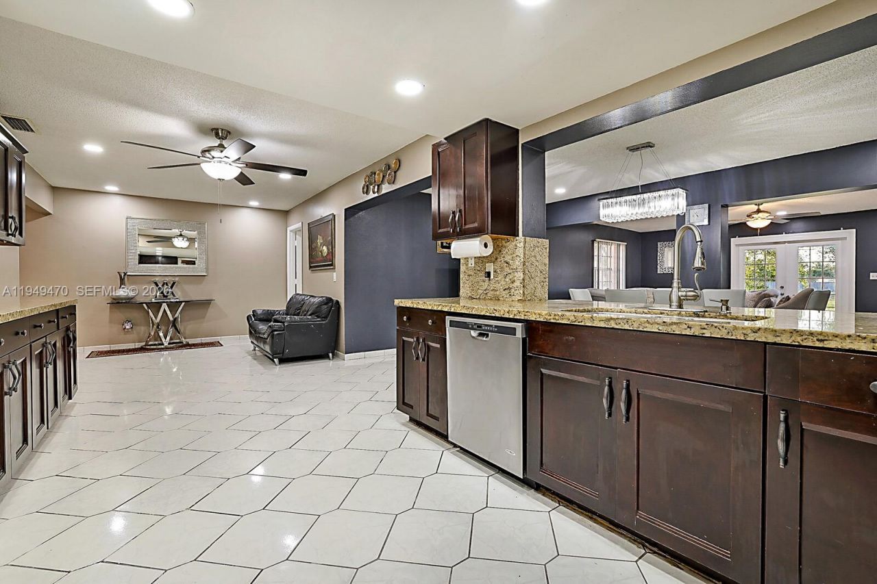 2210 NW 91st Ter, Pembroke Pines, FL 33024 Photo