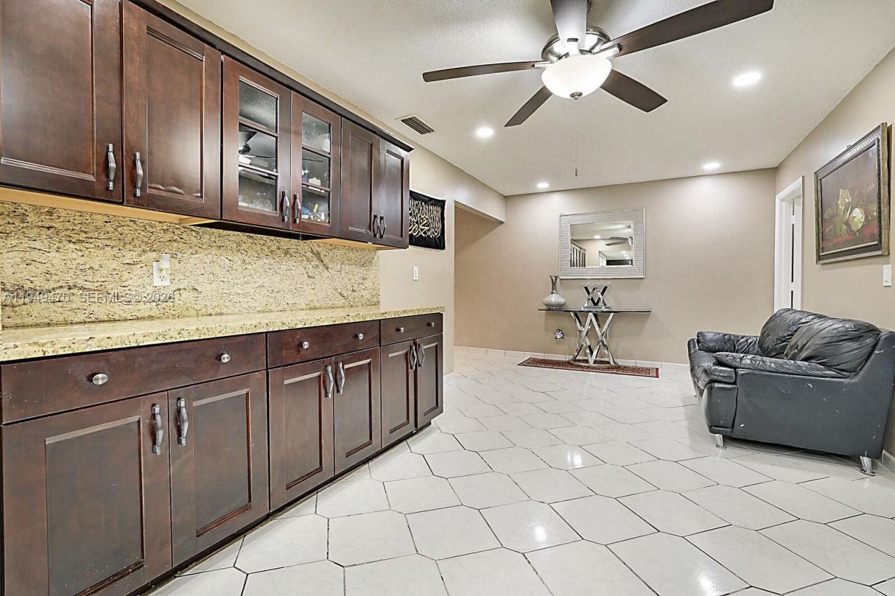 2210 NW 91st Ter, Pembroke Pines, FL 33024 Photo