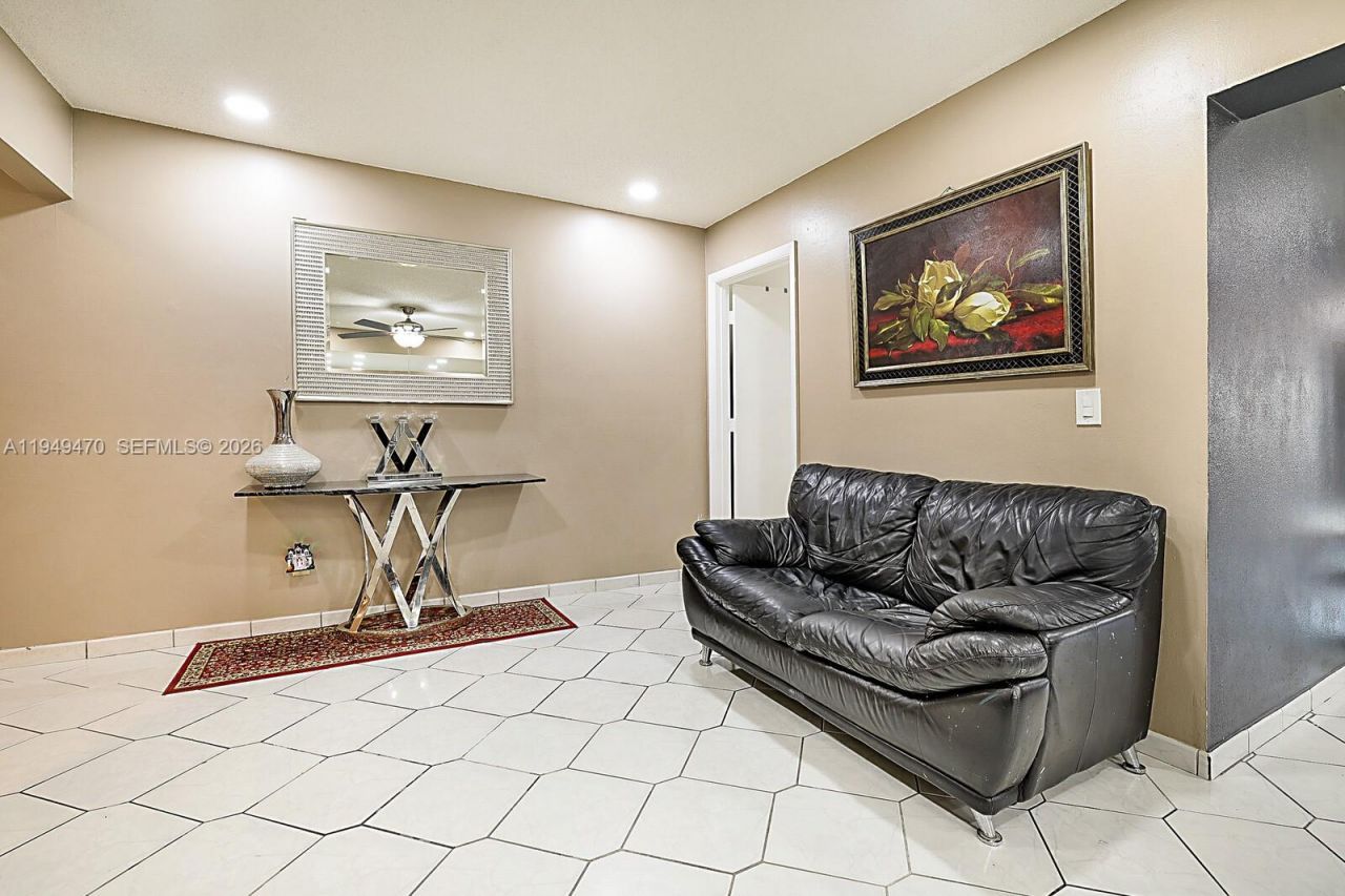 2210 NW 91st Ter, Pembroke Pines, FL 33024 Photo