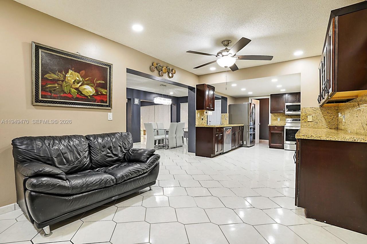 2210 NW 91st Ter, Pembroke Pines, FL 33024 Photo