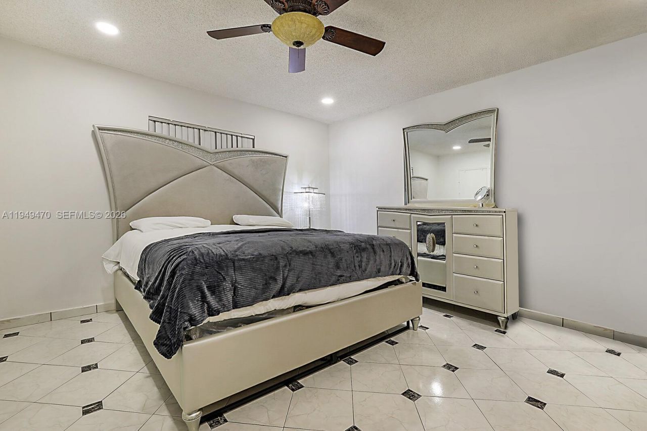 2210 NW 91st Ter, Pembroke Pines, FL 33024 Photo