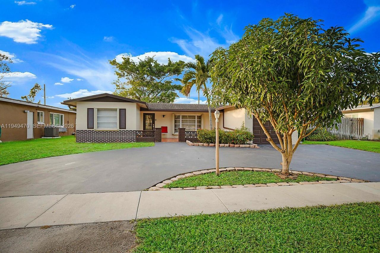 2210 NW 91st Ter, Pembroke Pines, FL 33024 Photo