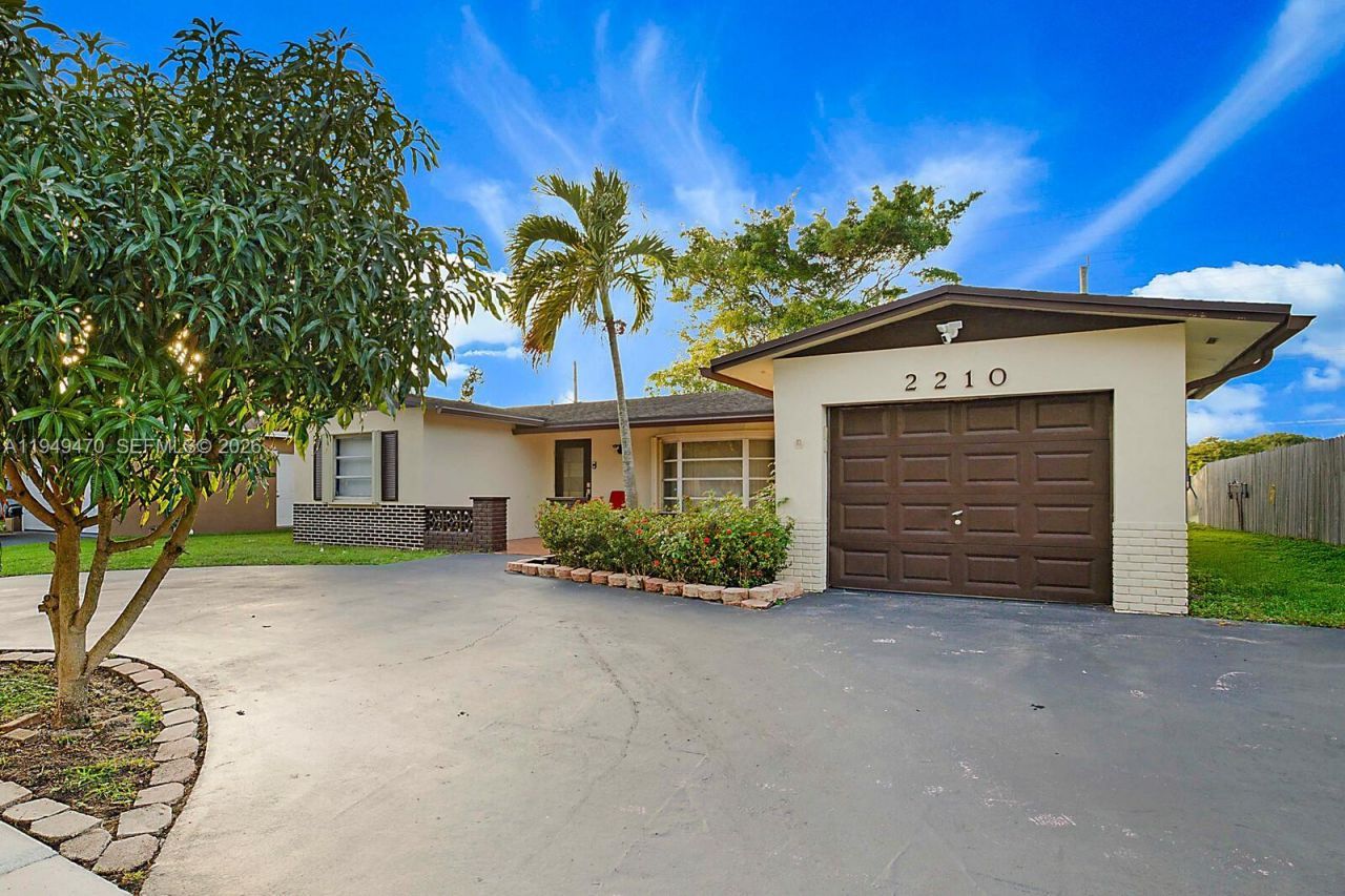 2210 NW 91st Ter, Pembroke Pines, FL 33024 Photo