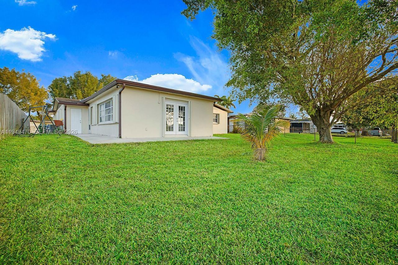 2210 NW 91st Ter, Pembroke Pines, FL 33024 Photo