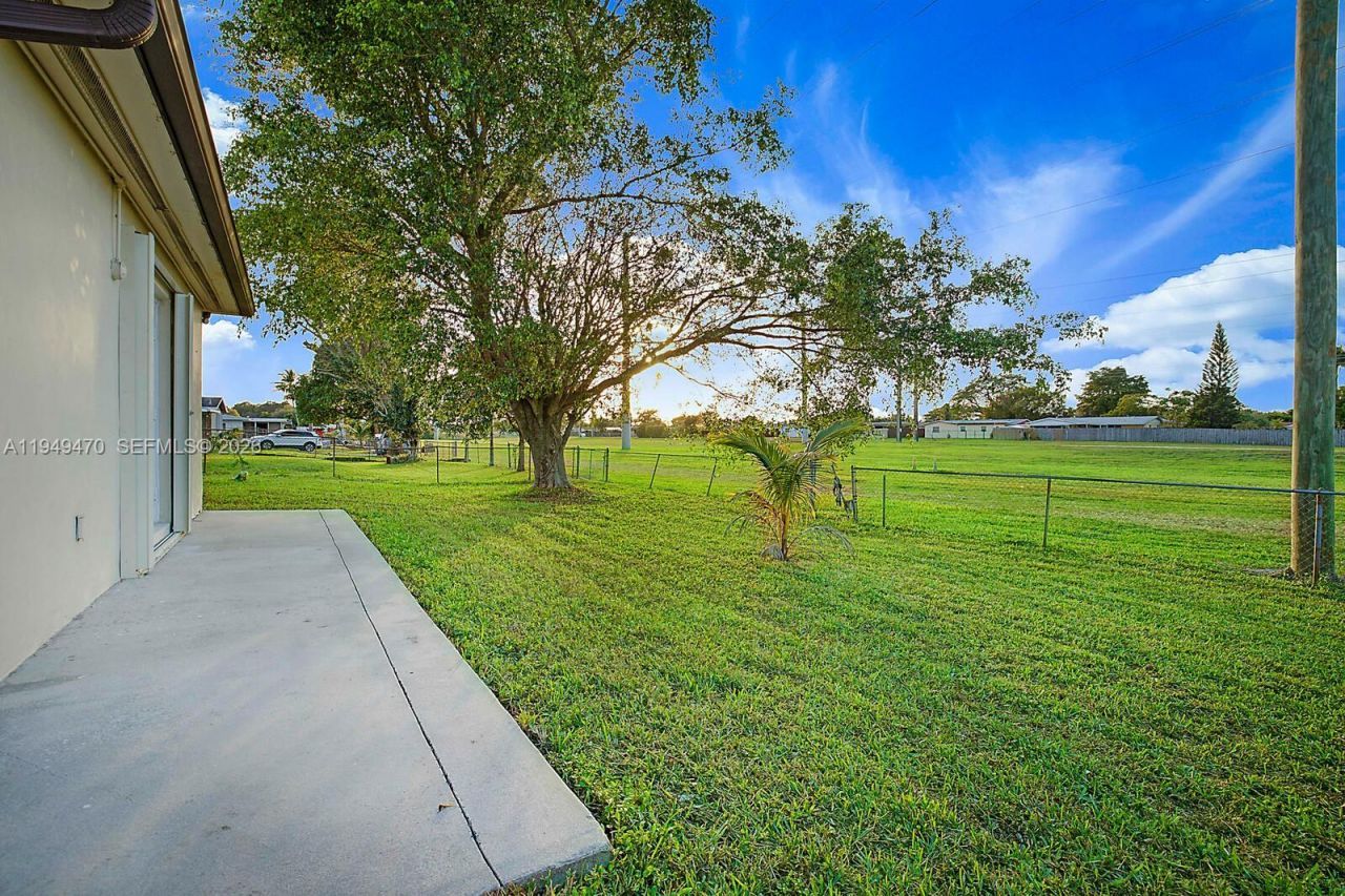 2210 NW 91st Ter, Pembroke Pines, FL 33024 Photo