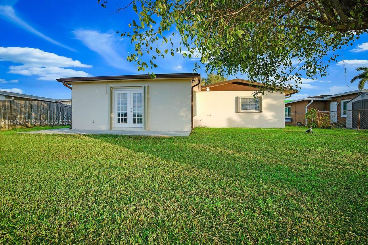 2210 NW 91st Ter, Pembroke Pines, FL 33024 Photo