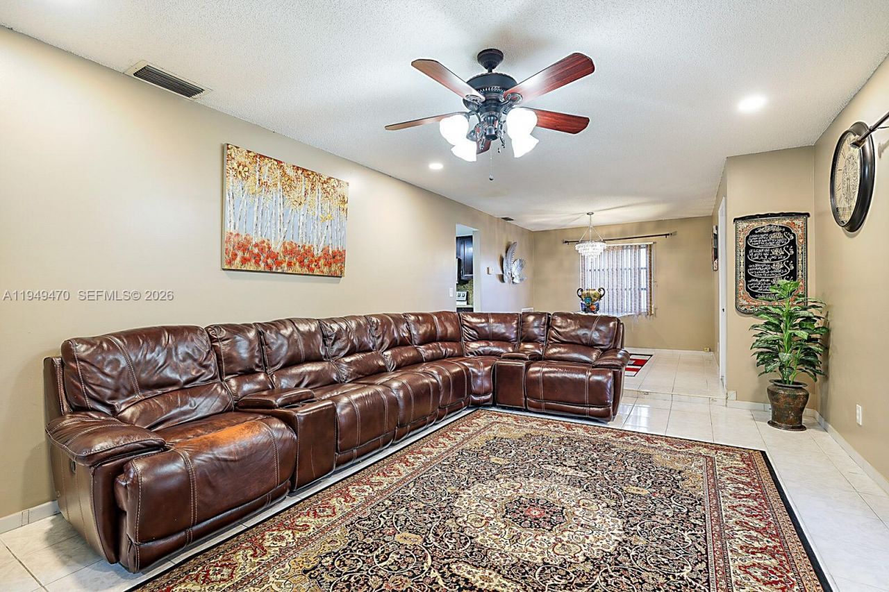 2210 NW 91st Ter, Pembroke Pines, FL 33024 Photo