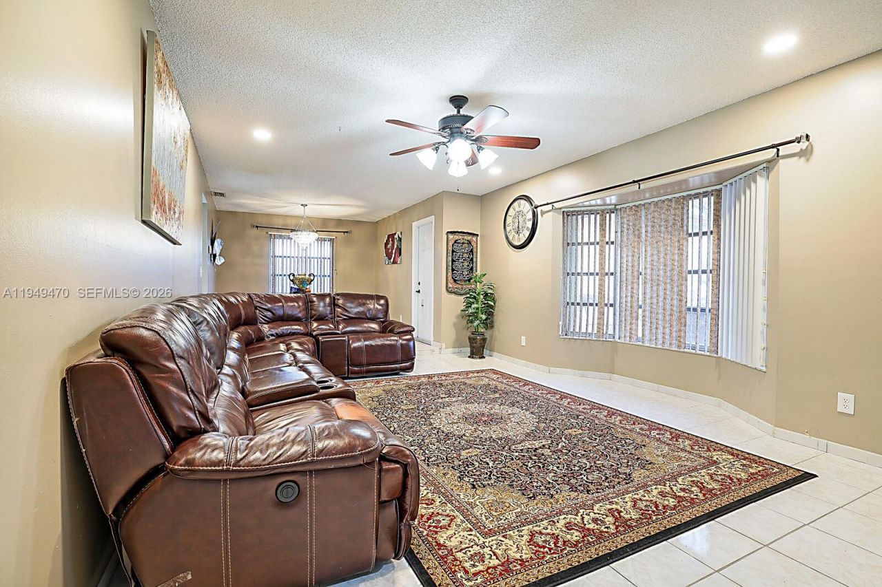 2210 NW 91st Ter, Pembroke Pines, FL 33024 Photo