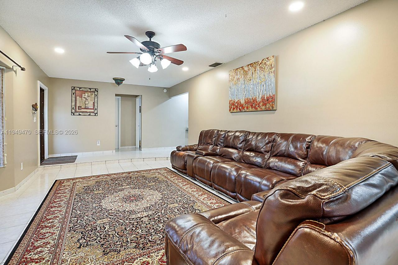 2210 NW 91st Ter, Pembroke Pines, FL 33024 Photo