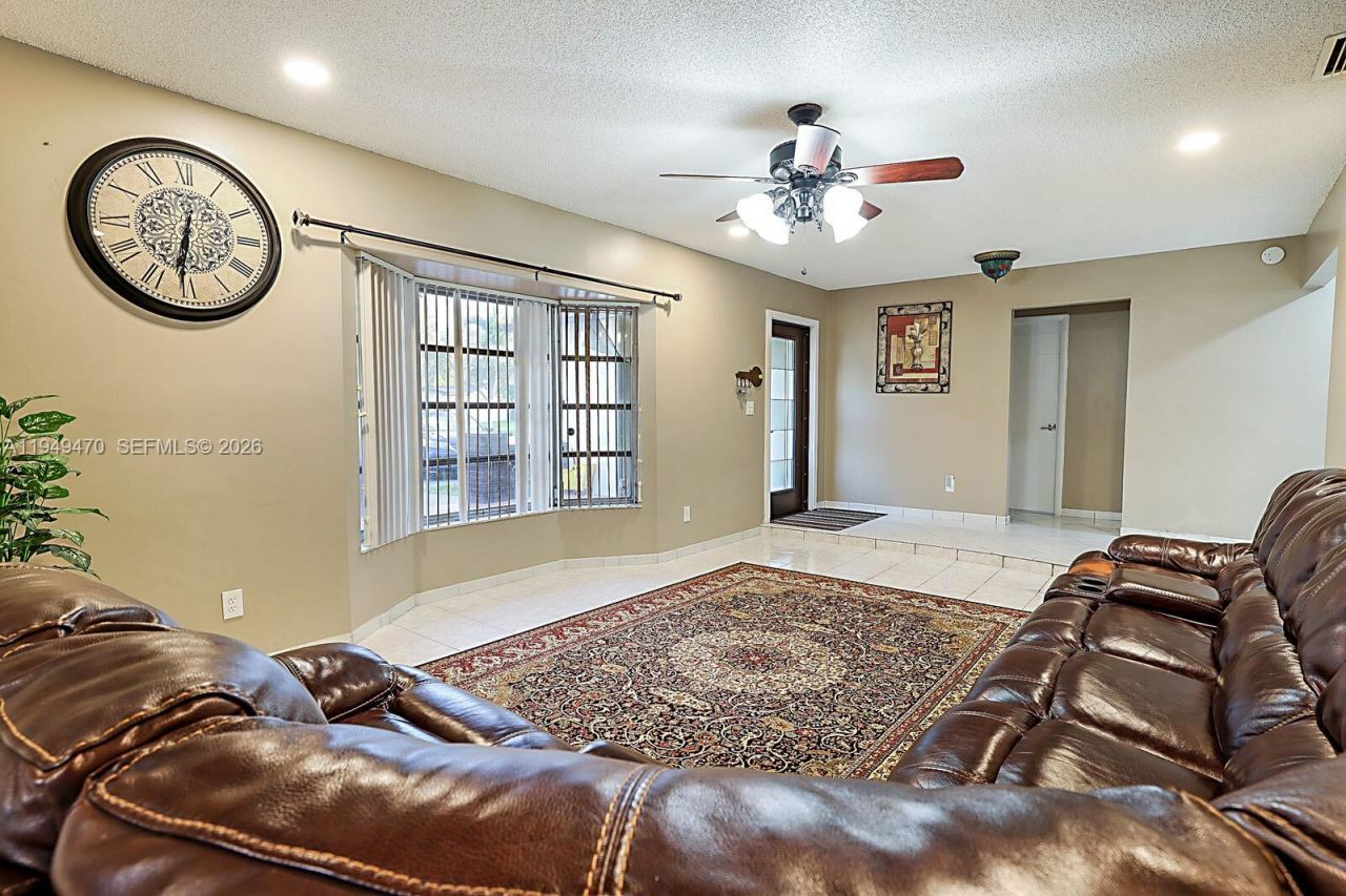 2210 NW 91st Ter, Pembroke Pines, FL 33024 Photo