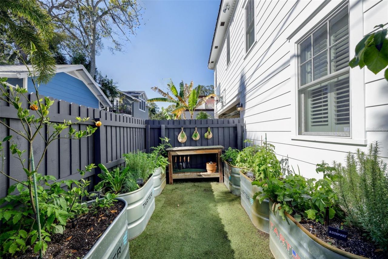 446 16th Avenue Ne, Saint Petersburg, FL 33704 Photo