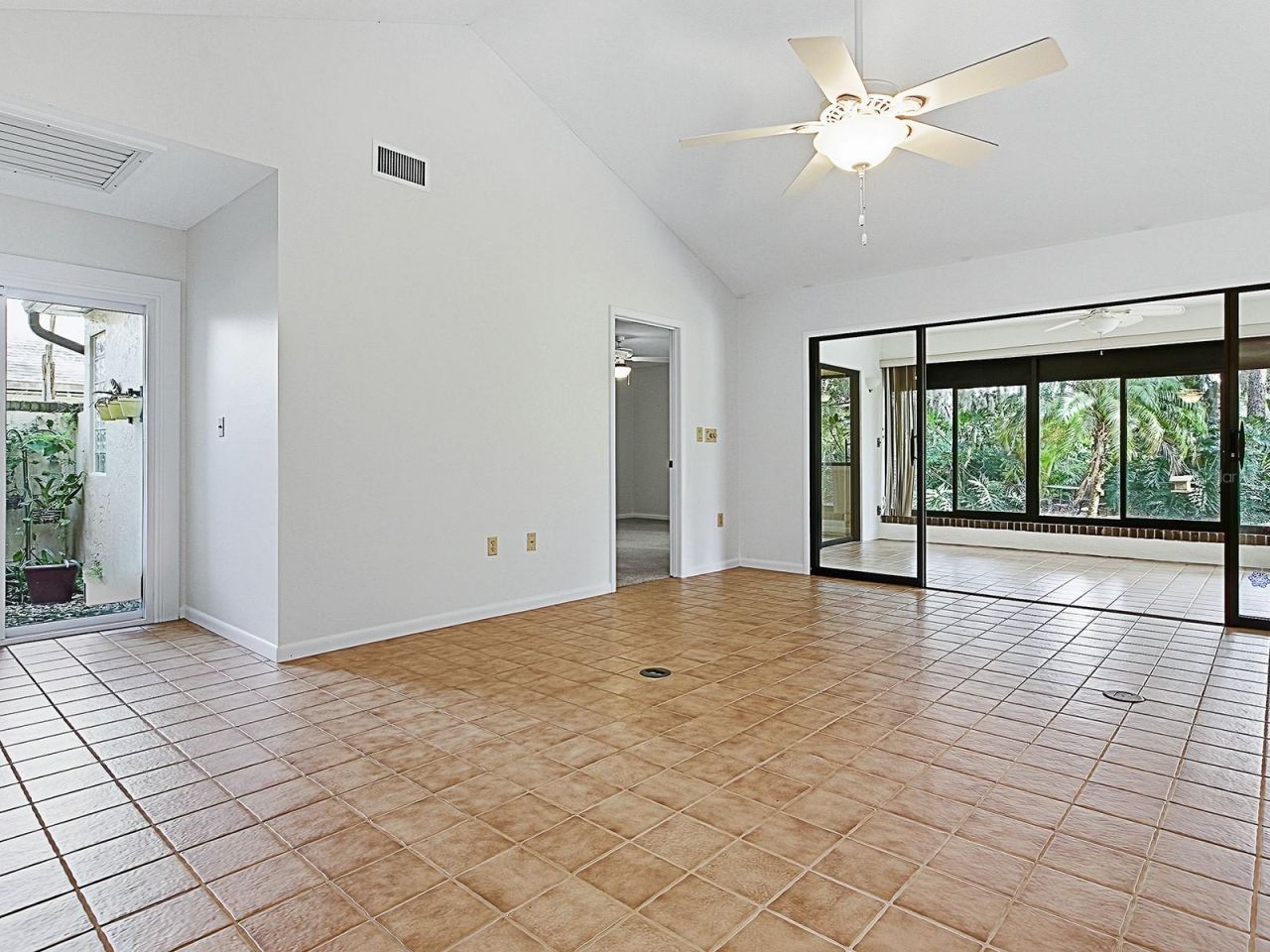 104 Waterwood Drive, Yalaha, FL 34797 Photo