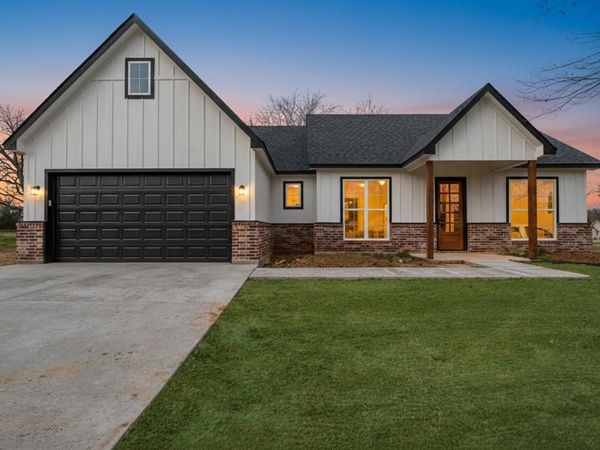 535 E Fairview St, Blossom, TX 75416