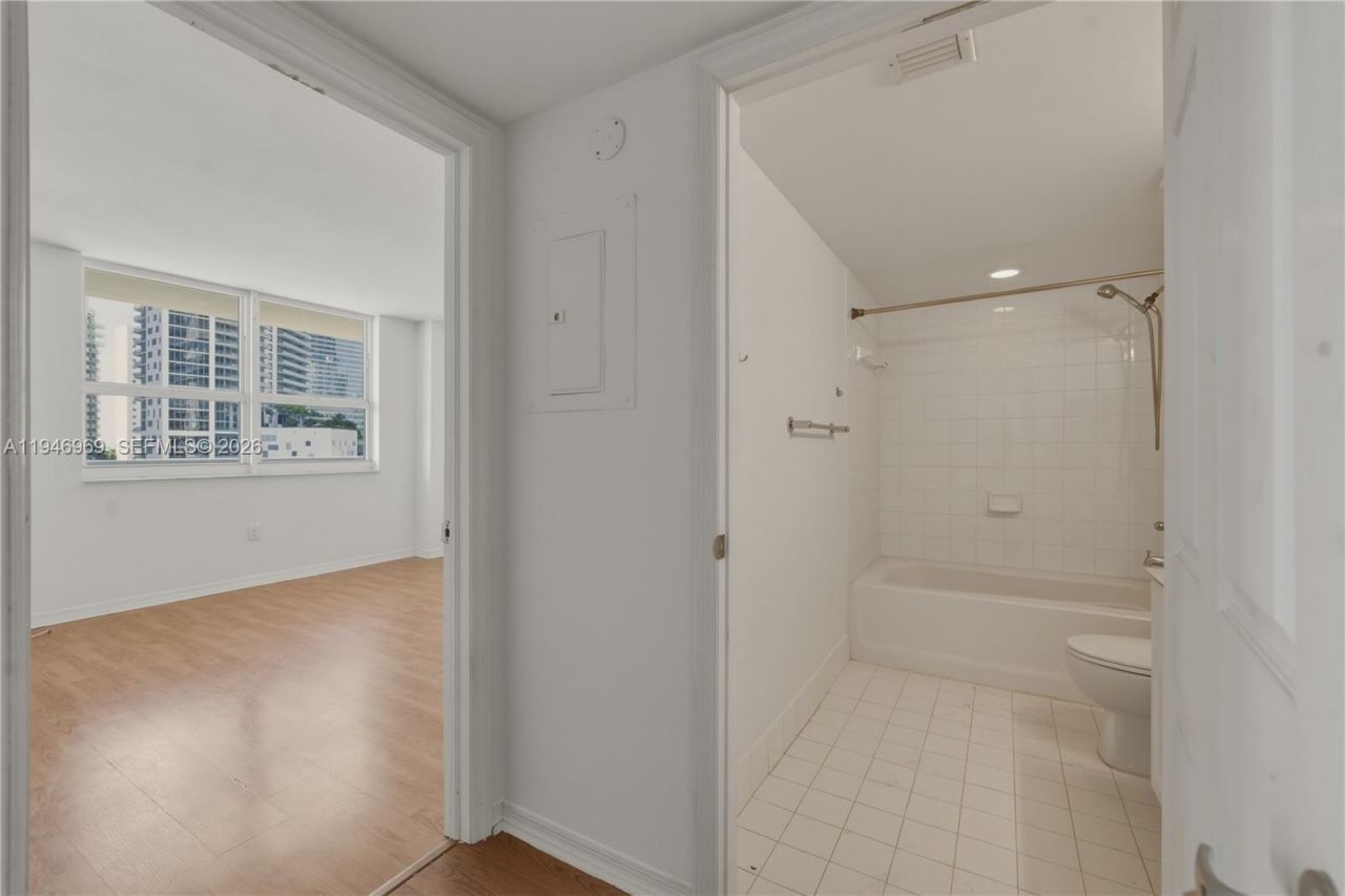 1155 Brickell Bay Dr, Unit 1107, Miami, FL 33131 Photo