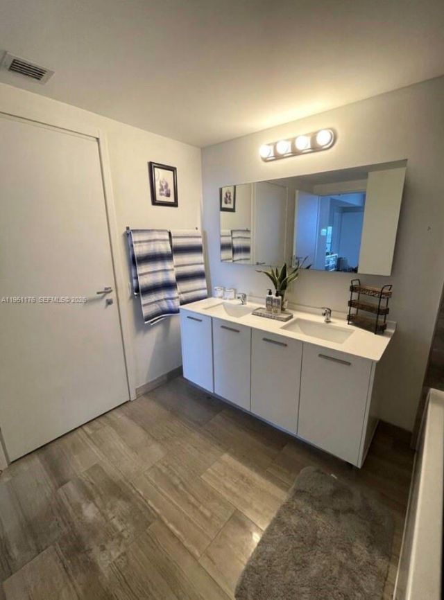 1300 Brickell Bay Dr, Unit 2405, Miami, FL 33131 Photo