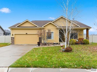 17208 Grand Avenue, Omaha, NE 68116