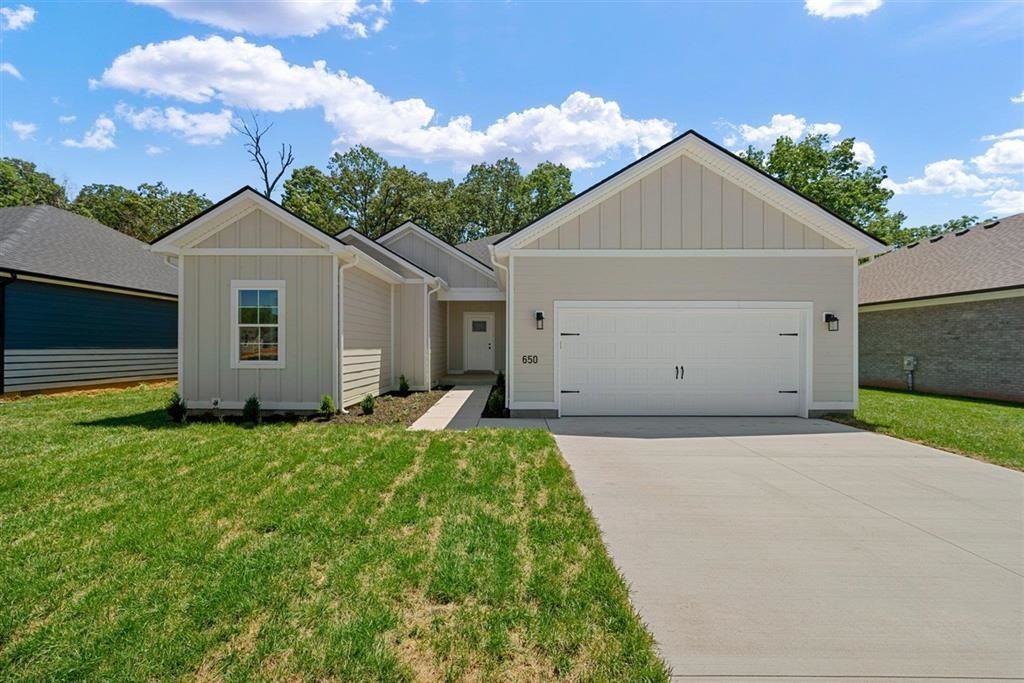650 Pleasant Meadow Circle, Bowling Green, KY 42101 Main Photo