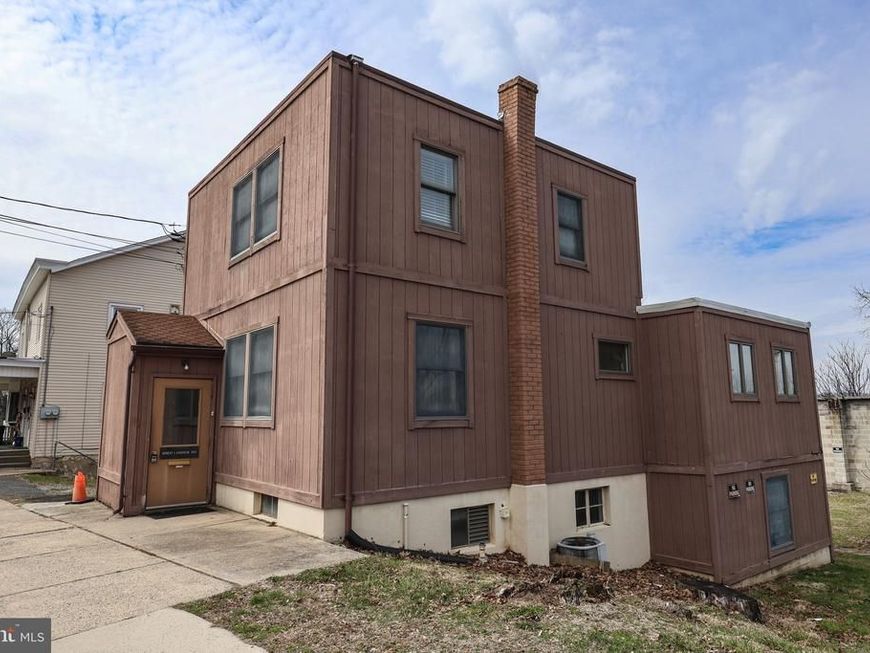 2042 Mahantongo Street, Pottsville, PA 17901 Main Photo