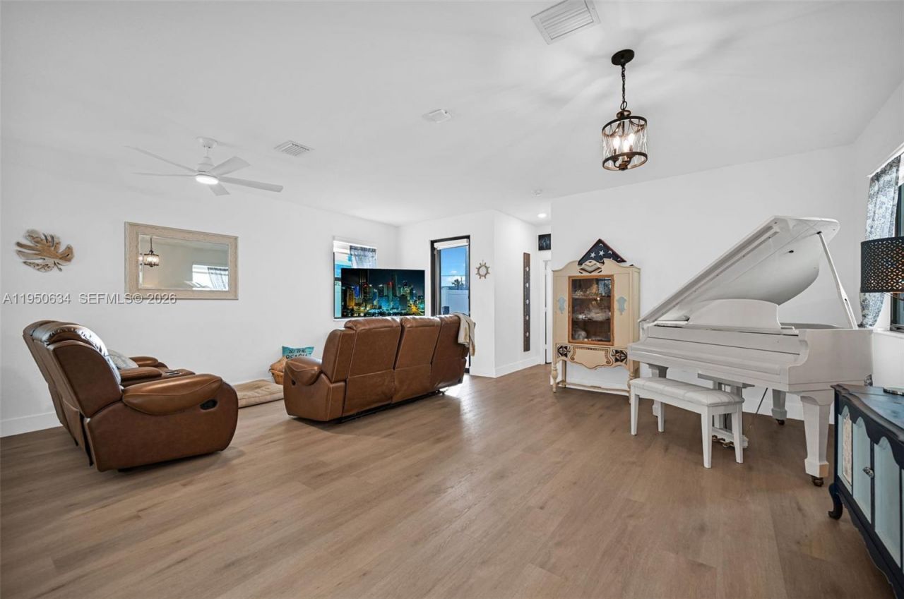 10966 W 35th Way , Hialeah, FL 33018 Photo