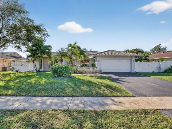 9090 NW 11th Ct, Plantation, FL 33322