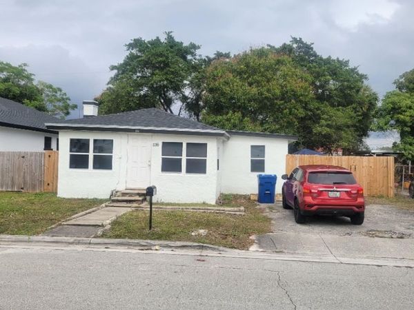 1116 W 32nd St, Riviera Beach, FL 33404