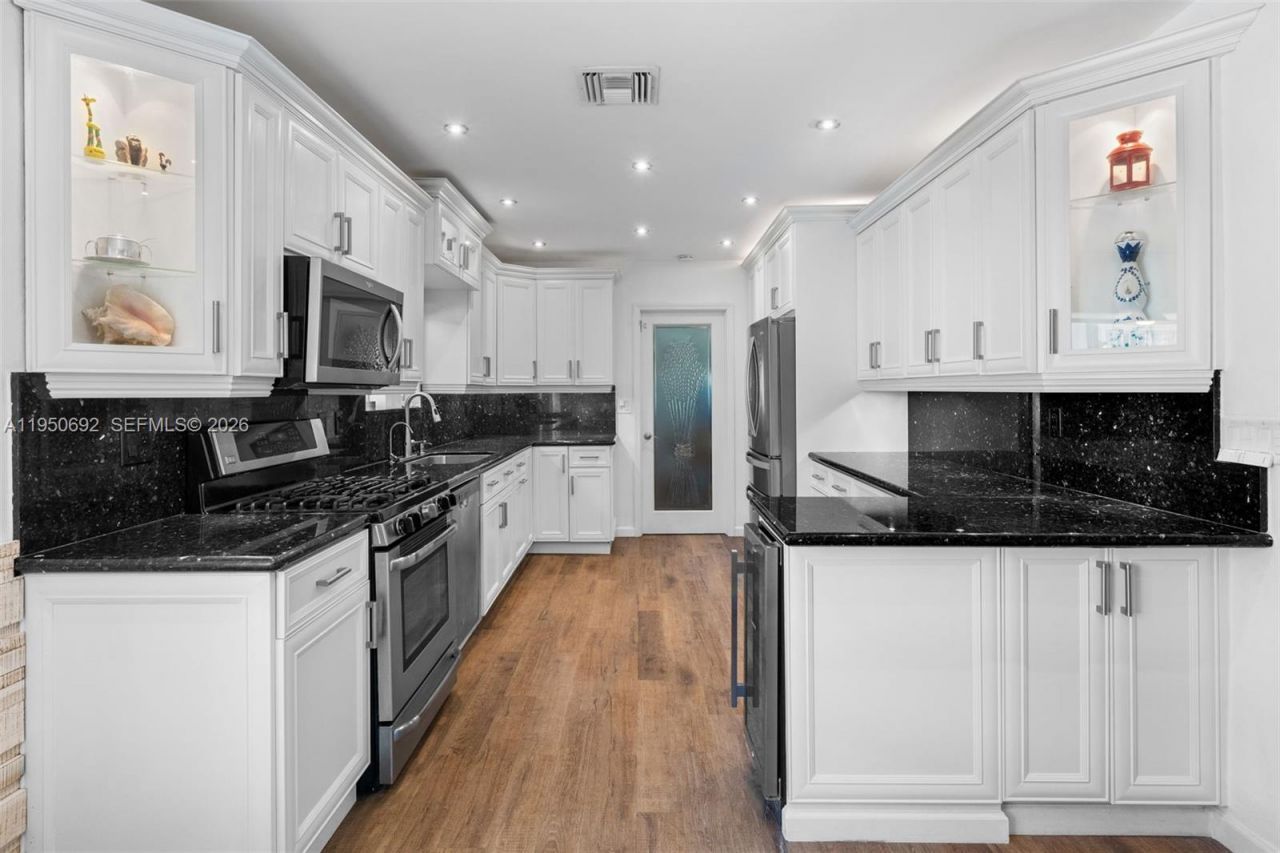 7770 Hawthorne Ave, Miami Beach, FL 33141 Photo