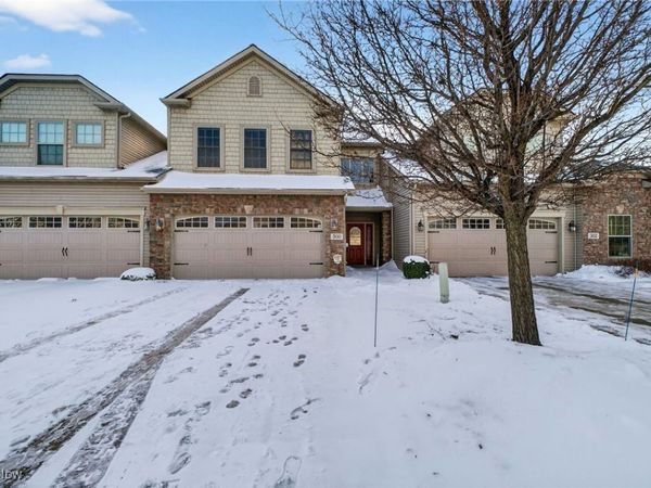 300 Lakewick Lane, Willowick, OH 44095