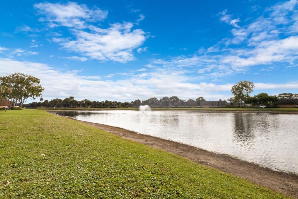 245 Charter Way, West Palm Beach, FL 33407 Photo