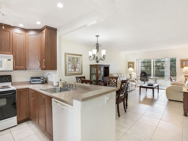 4805 NW 35th St, Unit 404, Lauderdale Lakes, FL 33319