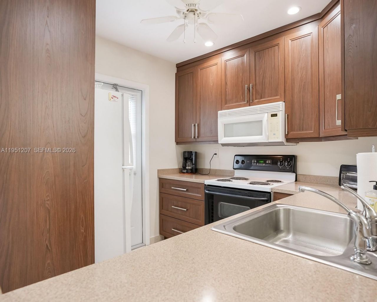 4805 NW 35th St, Unit 404, Lauderdale Lakes, FL 33319 Photo