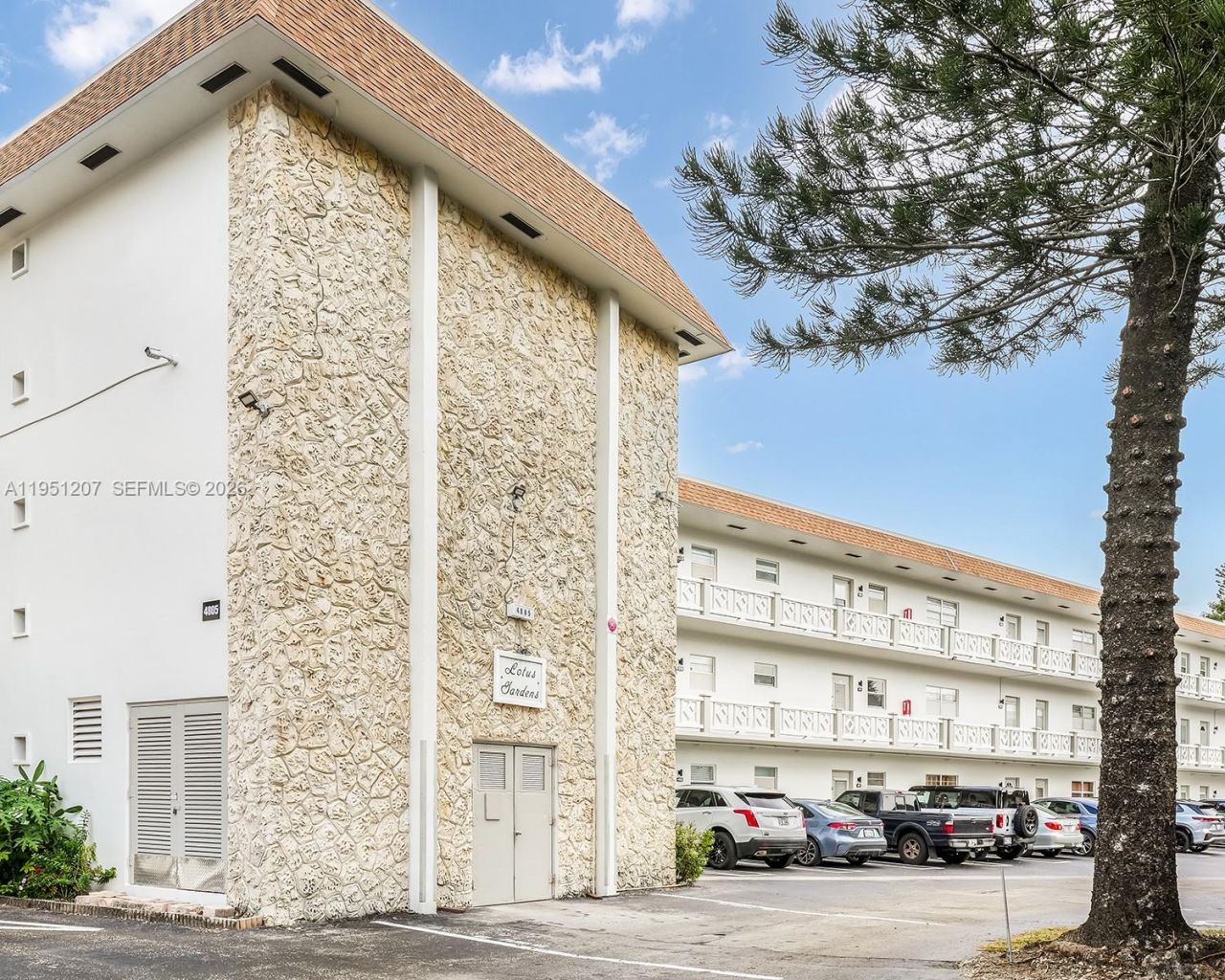 4805 NW 35th St, Unit 404, Lauderdale Lakes, FL 33319 Photo