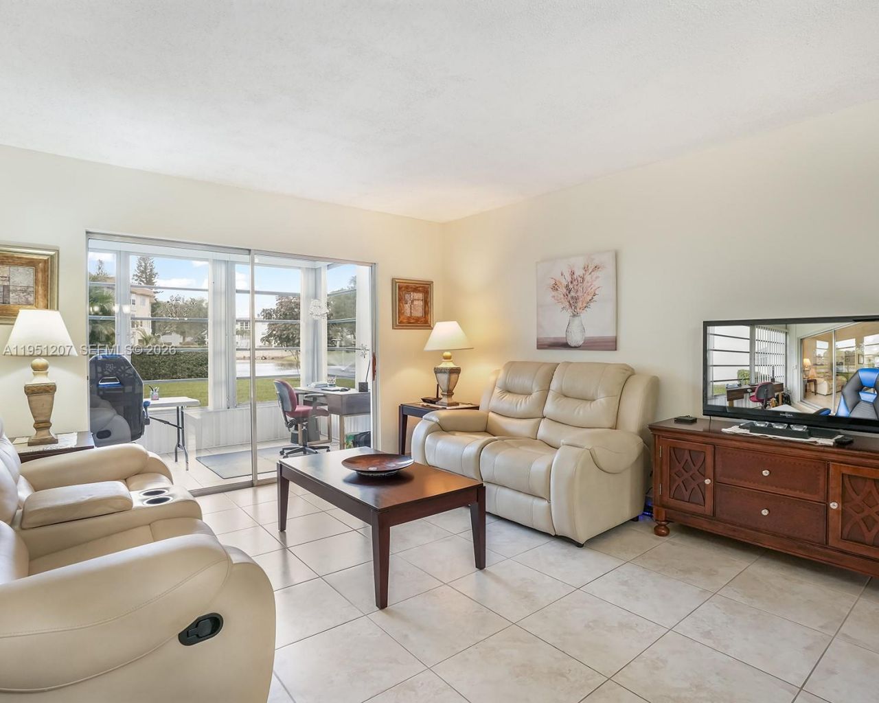 4805 NW 35th St, Unit 404, Lauderdale Lakes, FL 33319 Photo