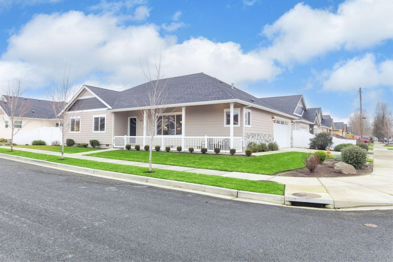 972 SW Blackberry Lane, Grants Pass, OR 97527 Main Photo