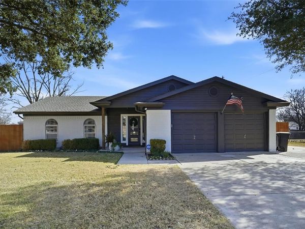 908 Darnell Avenue, Benbrook, TX 76126