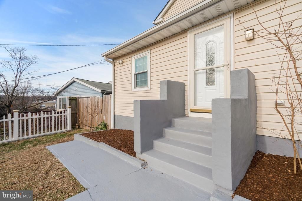 104 Ridge Avenue, Baltimore, MD 21227 Main Photo