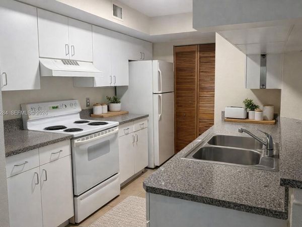 430 S Park Rd , Unit 3-303, Hollywood, FL 33021