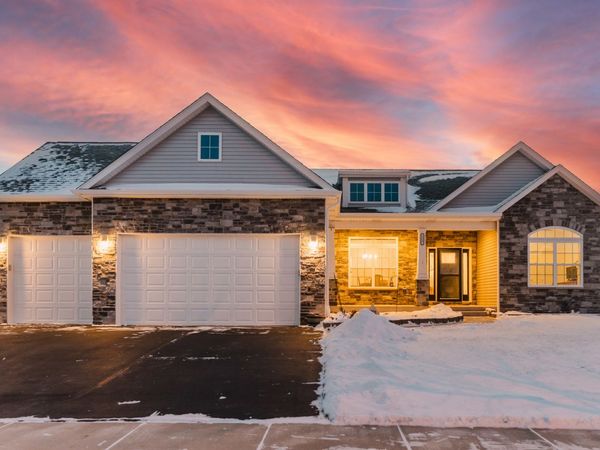 2337 Coventry Circle S, Sycamore, IL 60178