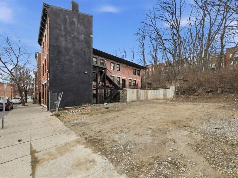 142 E Clifton Avenue, Cincinnati, OH 45202 Photo 2
