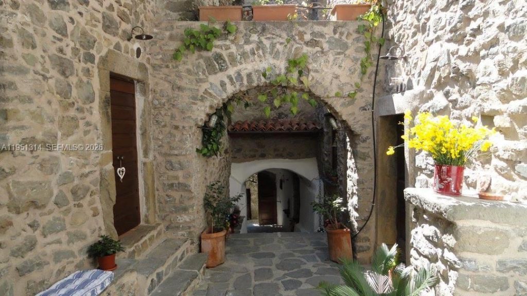 11 Vaggi Mura, , FL 00000 Photo