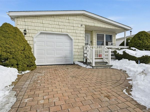 54 Dogwood Lane , Manorville, NY 11949