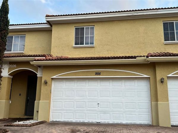 956 NW 206th Ter, Miami Gardens, FL 33169