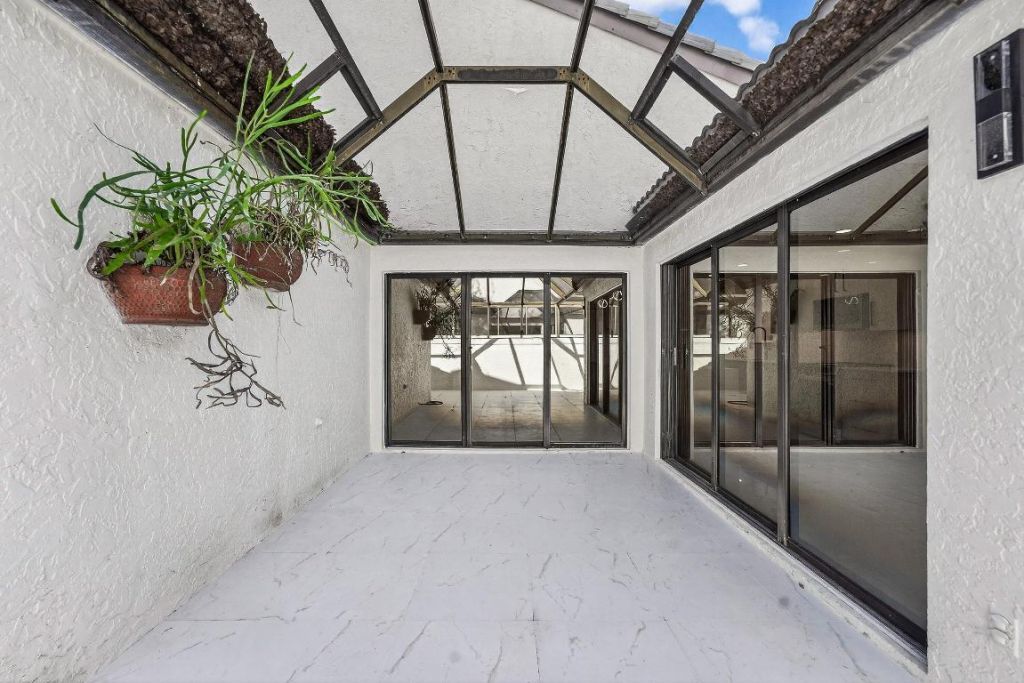 6 Clubhouse Lane, Boynton Beach, FL 33436 Photo