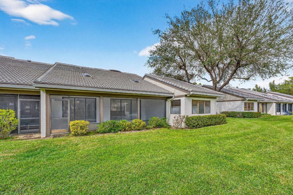 6 Clubhouse Lane, Boynton Beach, FL 33436 Photo