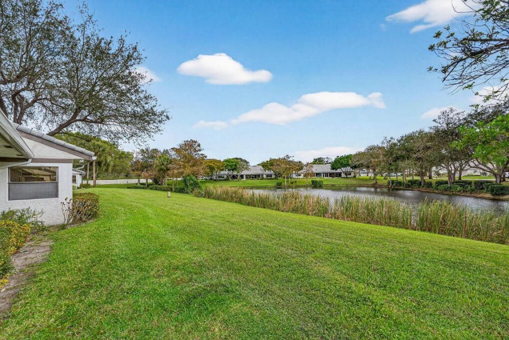 6 Clubhouse Lane, Boynton Beach, FL 33436 Photo